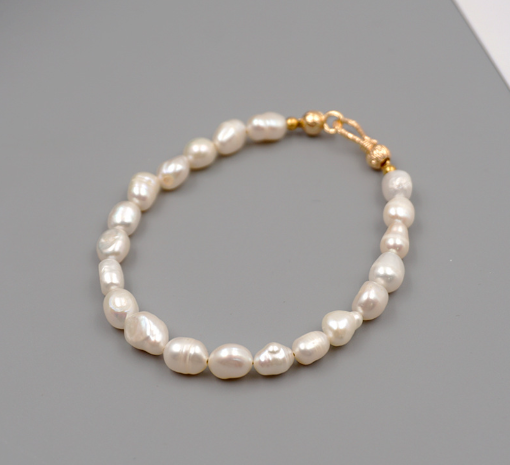 Bracciale di perle con chiusura dorata