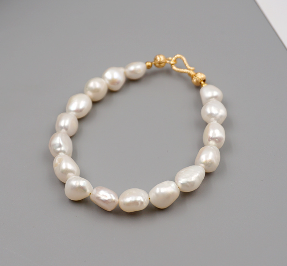 Bracciale di perle con chiusura dorata